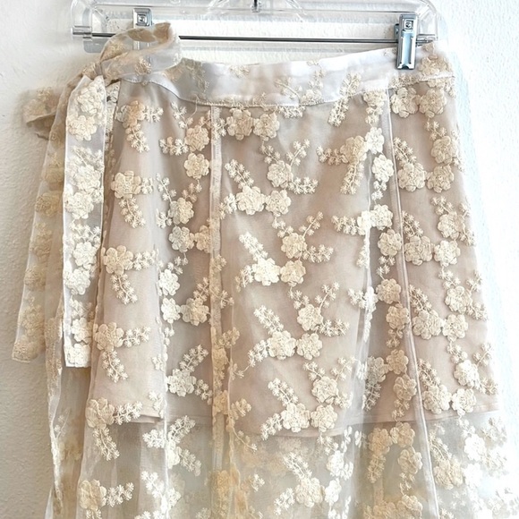 Floral Sheer Cream Set - Picture 4 of 10